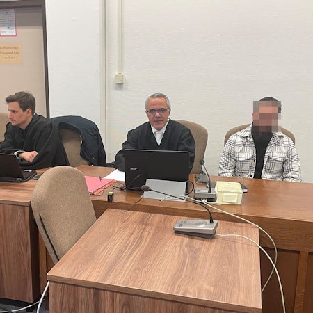 Die Angeklagten mit ihren Verteidigern Alexander Gorski und Bülent Karakus beim Prozessauftakt im Landgericht Köln.