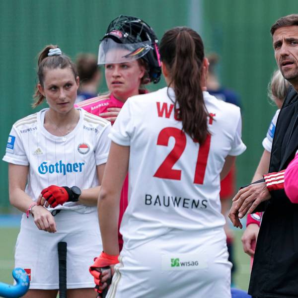 v.li.: Cecile Pieper KTHC, 29, Julia Sonntag geb. Ciupka, Torwart, KTHC, 1, Maja Weber KTHC, 21, Markus Lonnes Trainer, Cheftrainer, KTHC, Lisa Höllriegl Torwart, KTHC, 23, Spielerinnen von Rot-Weiss Köln KTHC, im Gespräch, Besprechung, Teambesprechung, Mannschaftsbesprechung, Aktion, Action, Spielszene, 11.04.2021, Mannheim Deutschland, Hockey, 1. Bundesliga, Damen, Mannheimer HC - Rot-Weiss Köln *** from left Cecile Pieper KTHC, 29 , Julia Sonntag ne Ciupka, goalkeeper, KTHC, 1 , Maja Weber KTHC, 21 , Markus Lonnes coach, head coach, KTHC , Lisa Höllriegl goalkeeper, KTHC, 23 , players of Rot Weiss Köln KTHC , talking, meeting, team meeting, team meeting, action, game scene, 11 04 2021, Mannheim Germany , Hockey, 1 Bundesliga, Women, Mannheimer HC Rot Weiss Köln xozx
