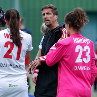 v.li.: Cecile Pieper KTHC, 29, Julia Sonntag geb. Ciupka, Torwart, KTHC, 1, Maja Weber KTHC, 21, Markus Lonnes Trainer, Cheftrainer, KTHC, Lisa Höllriegl Torwart, KTHC, 23, Spielerinnen von Rot-Weiss Köln KTHC, im Gespräch, Besprechung, Teambesprechung, Mannschaftsbesprechung, Aktion, Action, Spielszene, 11.04.2021, Mannheim Deutschland, Hockey, 1. Bundesliga, Damen, Mannheimer HC - Rot-Weiss Köln *** from left Cecile Pieper KTHC, 29 , Julia Sonntag ne Ciupka, goalkeeper, KTHC, 1 , Maja Weber KTHC, 21 , Markus Lonnes coach, head coach, KTHC , Lisa Höllriegl goalkeeper, KTHC, 23 , players of Rot Weiss Köln KTHC , talking, meeting, team meeting, team meeting, action, game scene, 11 04 2021, Mannheim Germany , Hockey, 1 Bundesliga, Women, Mannheimer HC Rot Weiss Köln xozx