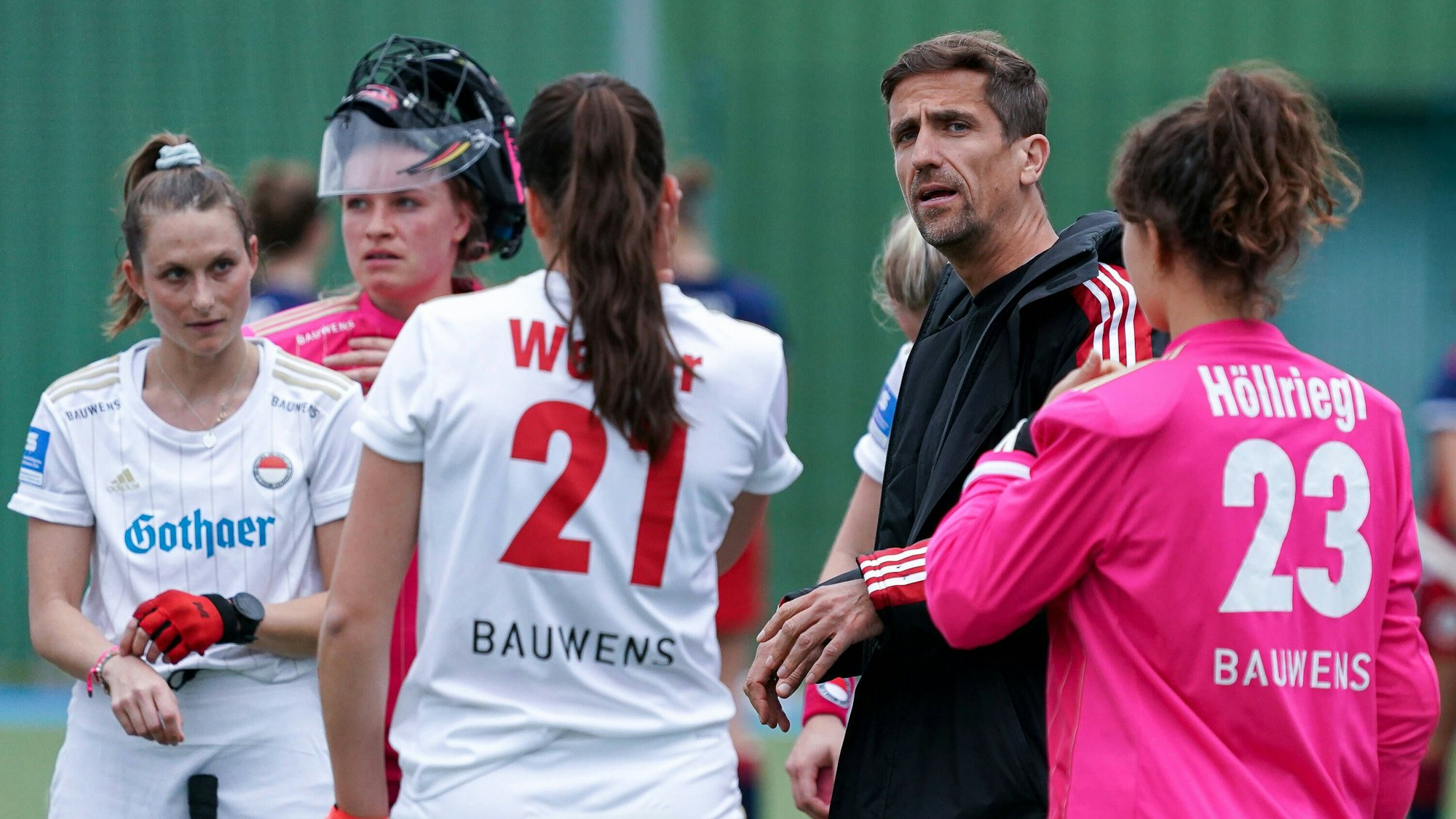 v.li.: Cecile Pieper KTHC, 29, Julia Sonntag geb. Ciupka, Torwart, KTHC, 1, Maja Weber KTHC, 21, Markus Lonnes Trainer, Cheftrainer, KTHC, Lisa Höllriegl Torwart, KTHC, 23, Spielerinnen von Rot-Weiss Köln KTHC, im Gespräch, Besprechung, Teambesprechung, Mannschaftsbesprechung, Aktion, Action, Spielszene, 11.04.2021, Mannheim Deutschland, Hockey, 1. Bundesliga, Damen, Mannheimer HC - Rot-Weiss Köln *** from left Cecile Pieper KTHC, 29 , Julia Sonntag ne Ciupka, goalkeeper, KTHC, 1 , Maja Weber KTHC, 21 , Markus Lonnes coach, head coach, KTHC , Lisa Höllriegl goalkeeper, KTHC, 23 , players of Rot Weiss Köln KTHC , talking, meeting, team meeting, team meeting, action, game scene, 11 04 2021, Mannheim Germany , Hockey, 1 Bundesliga, Women, Mannheimer HC Rot Weiss Köln xozx