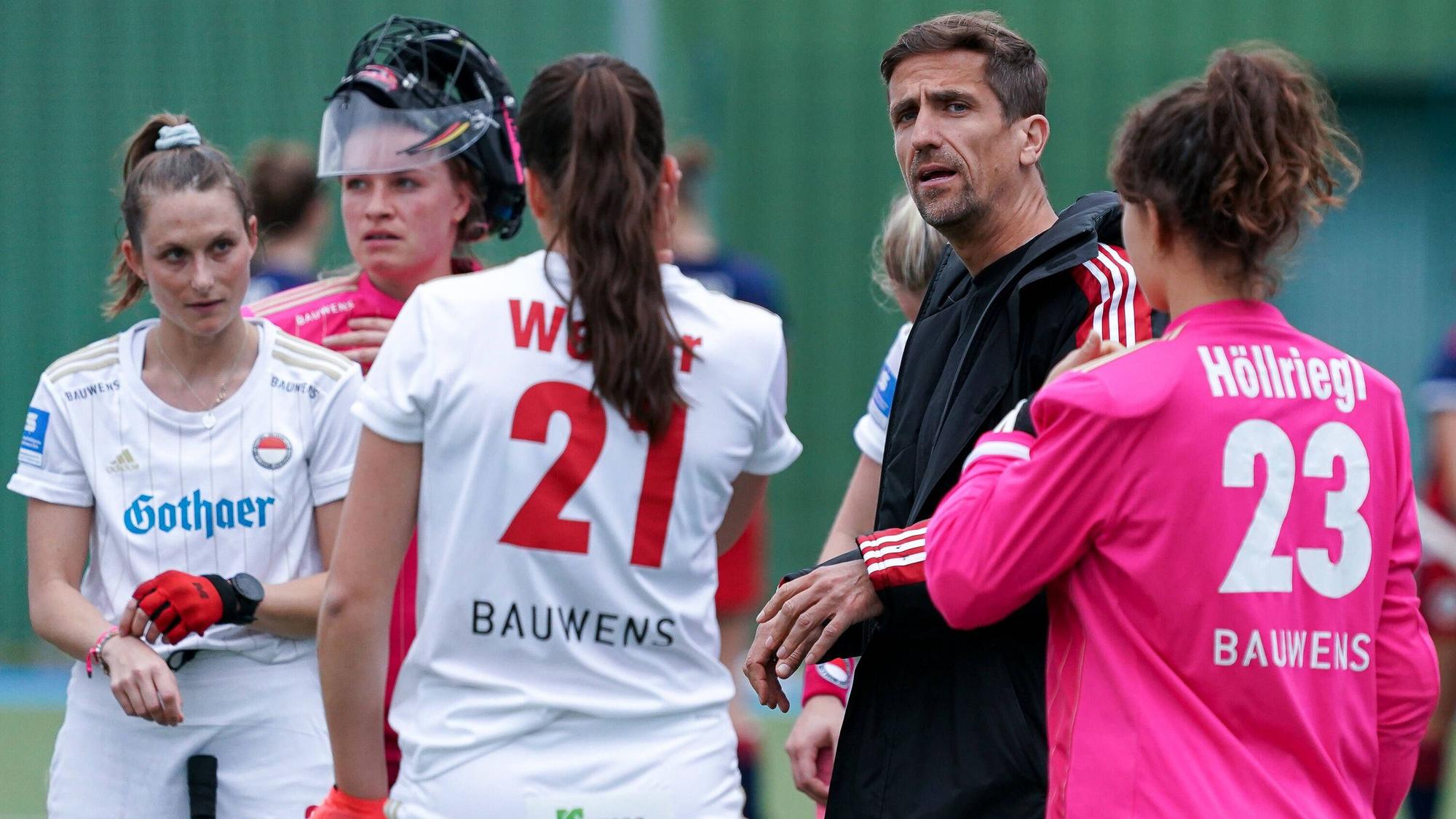 v.li.: Cecile Pieper KTHC, 29, Julia Sonntag geb. Ciupka, Torwart, KTHC, 1, Maja Weber KTHC, 21, Markus Lonnes Trainer, Cheftrainer, KTHC, Lisa Höllriegl Torwart, KTHC, 23, Spielerinnen von Rot-Weiss Köln KTHC, im Gespräch, Besprechung, Teambesprechung, Mannschaftsbesprechung, Aktion, Action, Spielszene, 11.04.2021, Mannheim Deutschland, Hockey, 1. Bundesliga, Damen, Mannheimer HC - Rot-Weiss Köln *** from left Cecile Pieper KTHC, 29 , Julia Sonntag ne Ciupka, goalkeeper, KTHC, 1 , Maja Weber KTHC, 21 , Markus Lonnes coach, head coach, KTHC , Lisa Höllriegl goalkeeper, KTHC, 23 , players of Rot Weiss Köln KTHC , talking, meeting, team meeting, team meeting, action, game scene, 11 04 2021, Mannheim Germany , Hockey, 1 Bundesliga, Women, Mannheimer HC Rot Weiss Köln xozx
