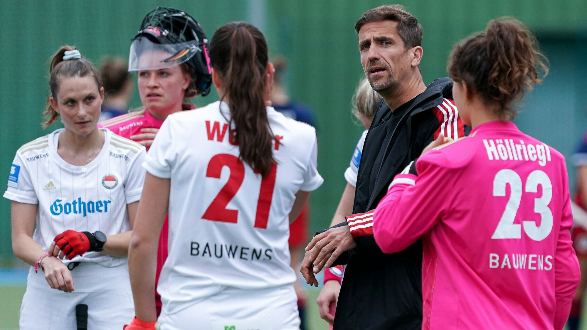 v.li.: Cecile Pieper KTHC, 29, Julia Sonntag geb. Ciupka, Torwart, KTHC, 1, Maja Weber KTHC, 21, Markus Lonnes Trainer, Cheftrainer, KTHC, Lisa Höllriegl Torwart, KTHC, 23, Spielerinnen von Rot-Weiss Köln KTHC, im Gespräch, Besprechung, Teambesprechung, Mannschaftsbesprechung, Aktion, Action, Spielszene, 11.04.2021, Mannheim Deutschland, Hockey, 1. Bundesliga, Damen, Mannheimer HC - Rot-Weiss Köln *** from left Cecile Pieper KTHC, 29 , Julia Sonntag ne Ciupka, goalkeeper, KTHC, 1 , Maja Weber KTHC, 21 , Markus Lonnes coach, head coach, KTHC , Lisa Höllriegl goalkeeper, KTHC, 23 , players of Rot Weiss Köln KTHC , talking, meeting, team meeting, team meeting, action, game scene, 11 04 2021, Mannheim Germany , Hockey, 1 Bundesliga, Women, Mannheimer HC Rot Weiss Köln xozx