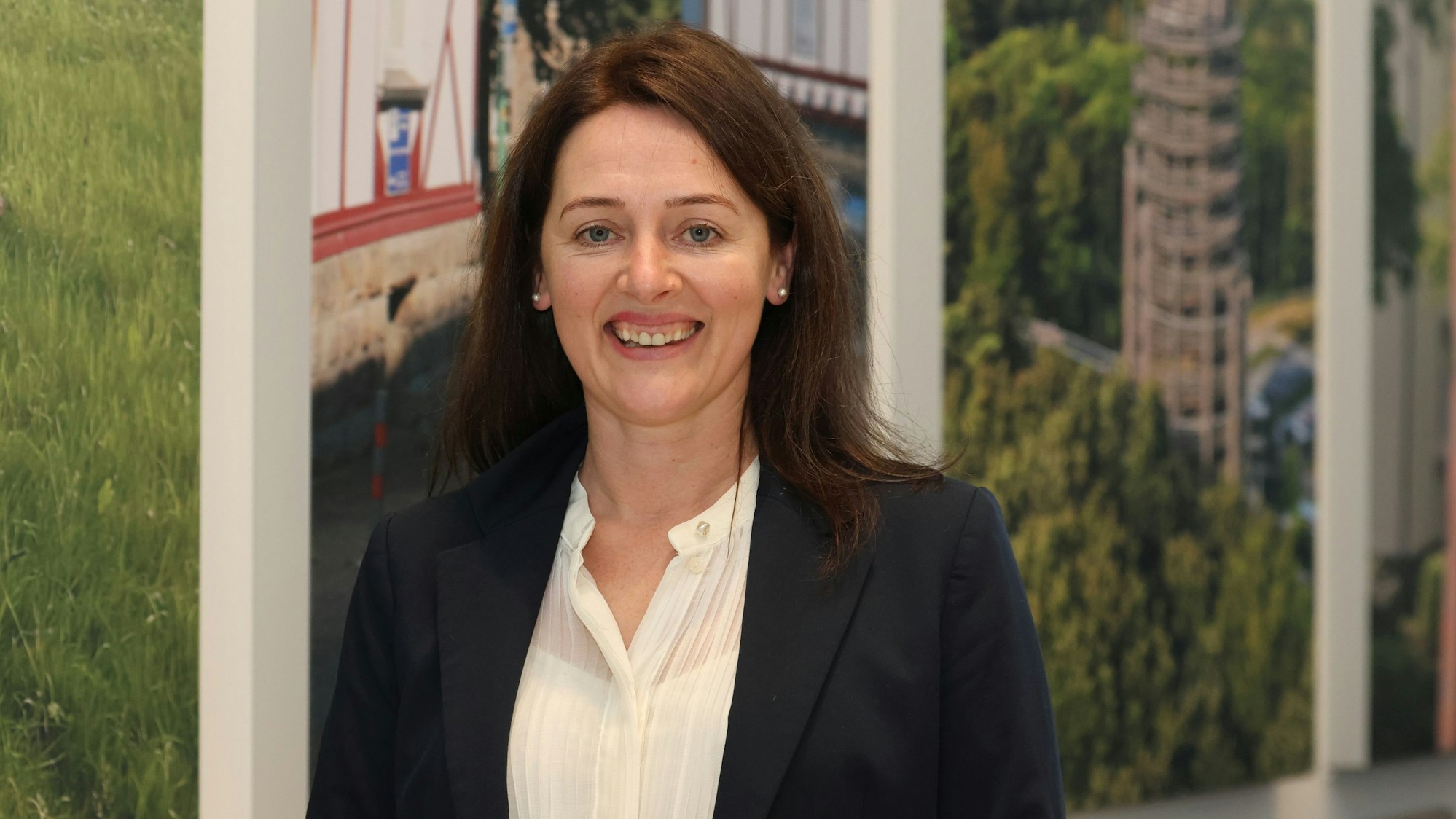 Larissa Weber ist seit 2020 Bürgermeisterin der Stadt Waldbröl, die 2023 viel einstecken musste. Doch kann sich die Rathauschefin in diesem Jahr auf viele Projekte in ihrer Stadt freuen. Unser Foto zeigt sie im Bürgerdorf am Alsberg.