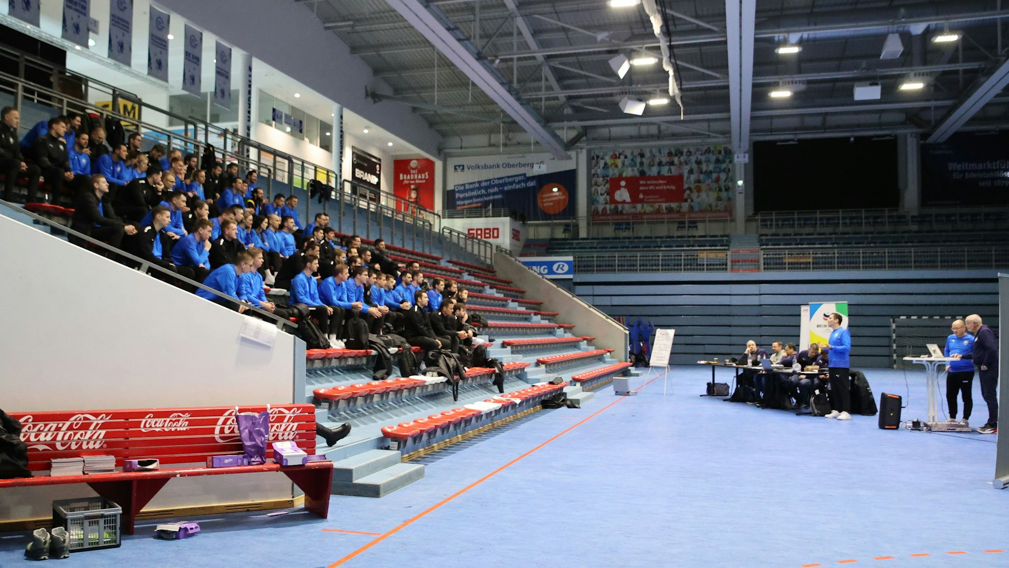 Ein Blick auf die Tribüne der Schwalbe-Arena, wo die besten deutschen Schiedsrichtergespanne Platz genommen haben.