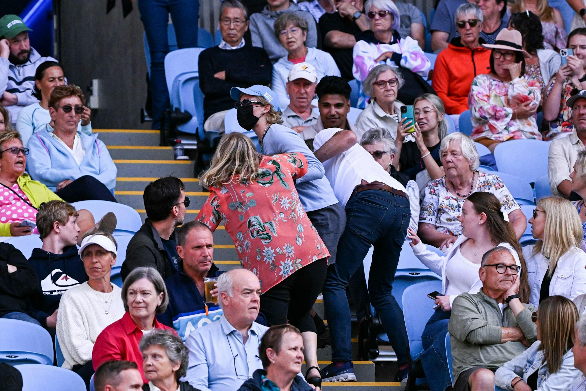 Zwei andere Zuschauer zerrten die Person aus der Arena, da keine Ordner eingriffen.