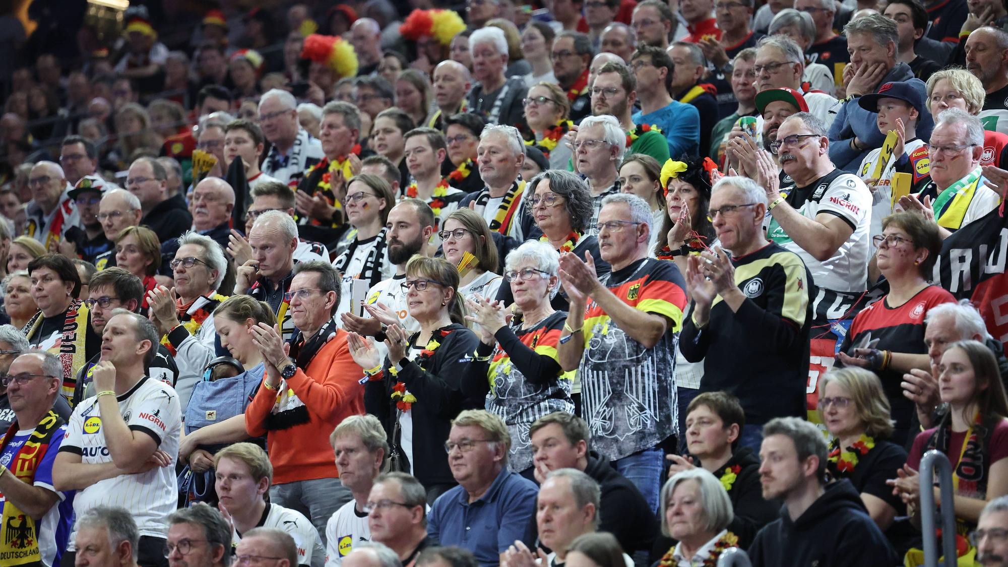 Handball-Fans unterstützen die deutsche Mannschaft gegen Ungarn in Köln.