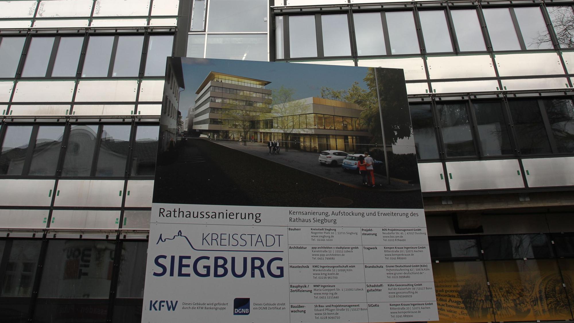 Ein großes Baustellenschild vor dem Siegburger Rathaus