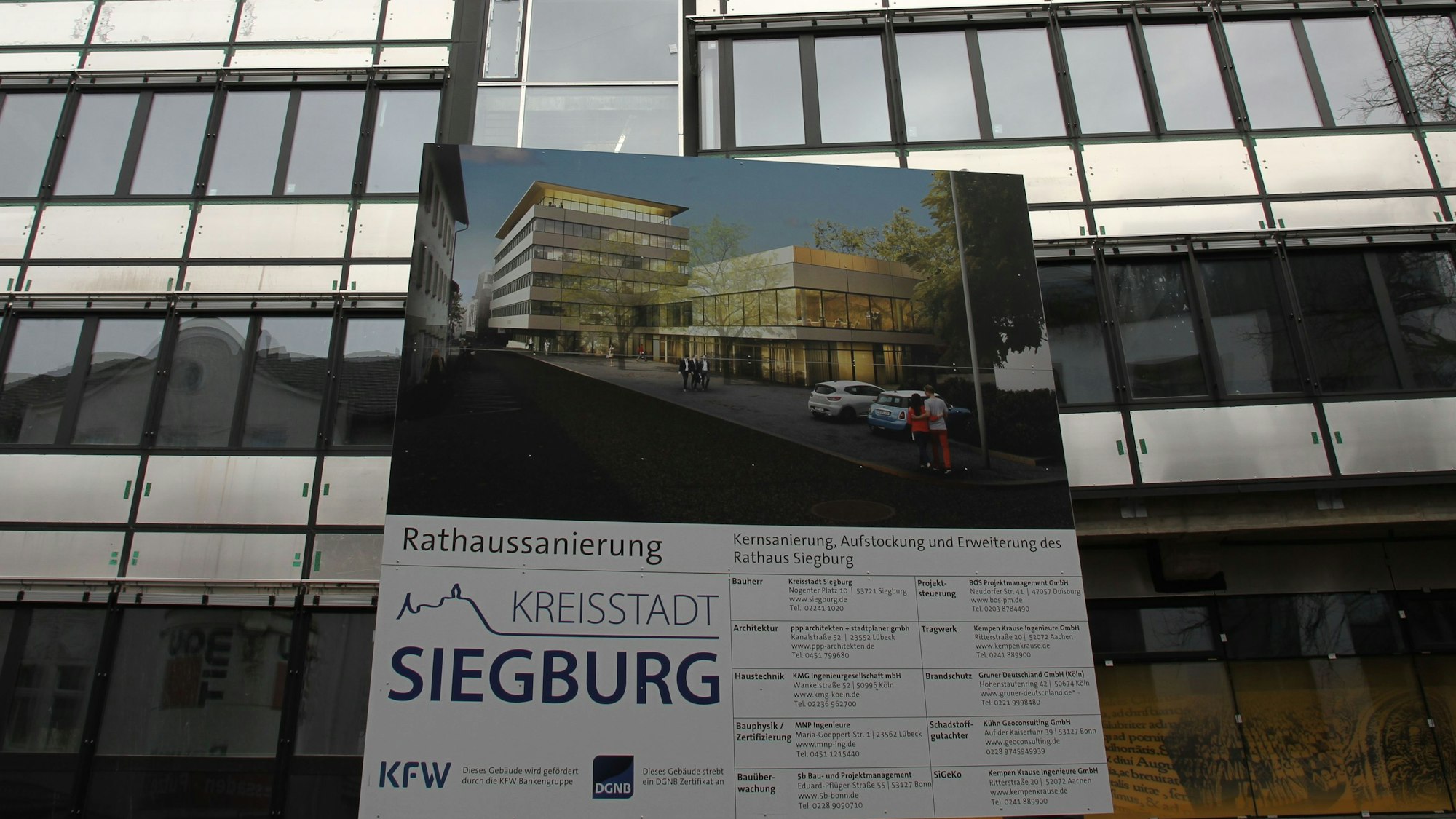 Ein großes Baustellenschild vor dem Siegburger Rathaus