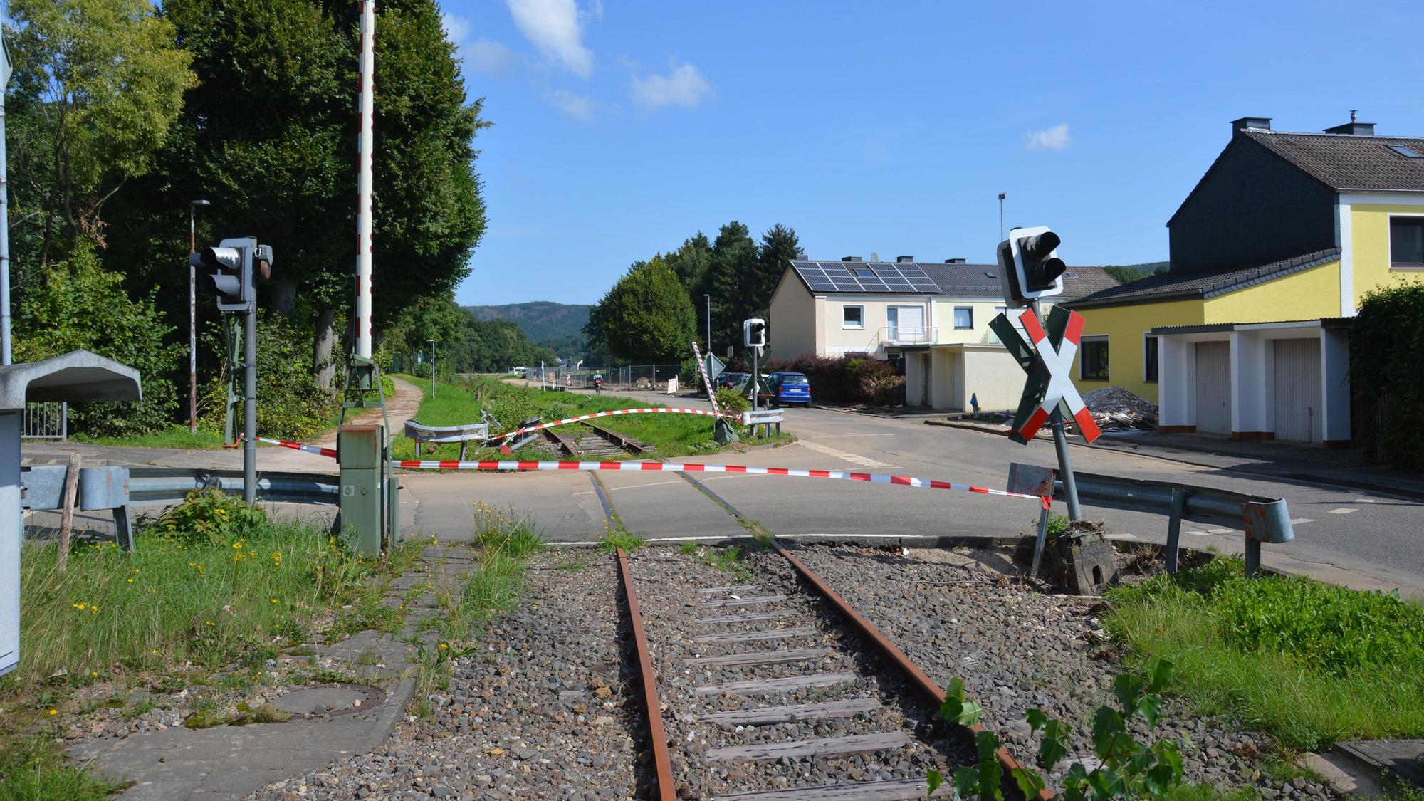 Das Foto zeigt den Bahnübergang am Johannisweg in Olef, der bei der Flut zerstört wurde.