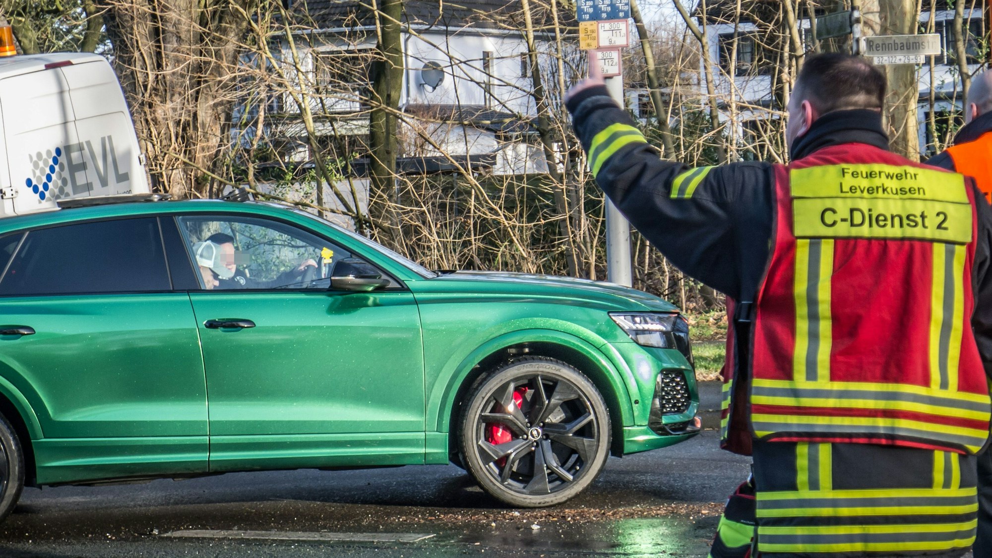 Der Fahrer eines Autos, in dem auf dem Beifahrersitz offenbar Pietro Lombardi sitzt, versucht auf der gesperrten Gegenfahrbahn Richtung Burscheid zu fahren.