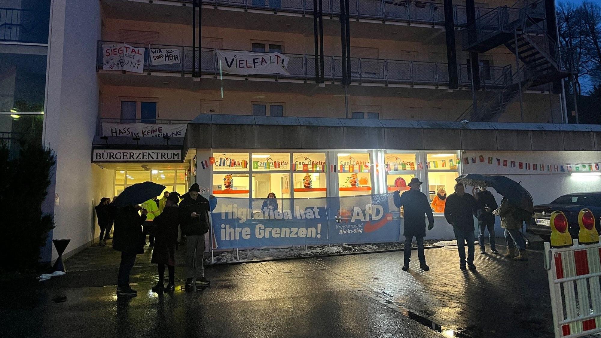 Teilnehmer der AfD-Demo vor dem „Bürgerdialog“ im Bürgerhaus Eitorf