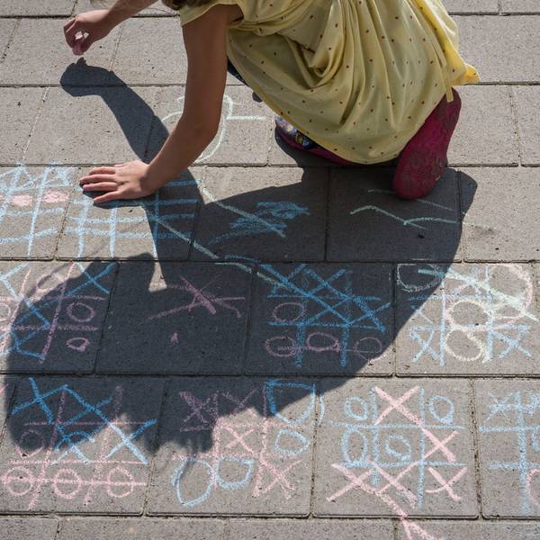 ARCHIV - 24.07.2022, Hessen, Frankfurt/Main: Ein Kind malt mit Kreide auf einem Gehweg am nördlichen Mainufer. (zu dpa «Karlsruher Entscheidung zum Kindergeld-Anspruch von Ausländern») Foto: Frank Rumpenhorst/dpa +++ dpa-Bildfunk +++