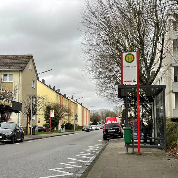 Die Feldstraße mit der Haltestelle Görlitzer Straße