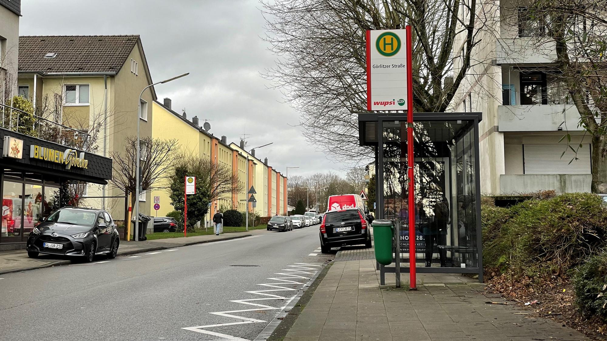 Die Feldstraße mit der Haltestelle Görlitzer Straße