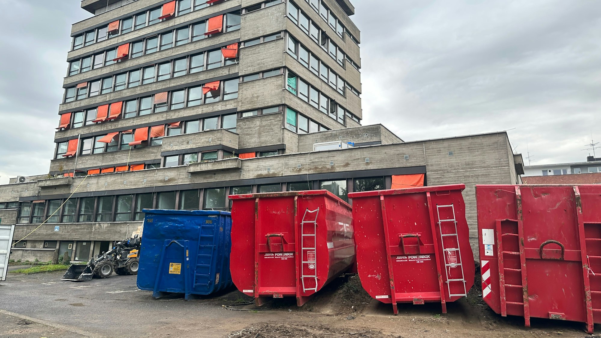 Container stehen vor dem Rathaus.