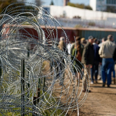 Das Foto zeigt die Grenze zwischen Texas und Mexiko, die von Stacheldraht getrennt wird.