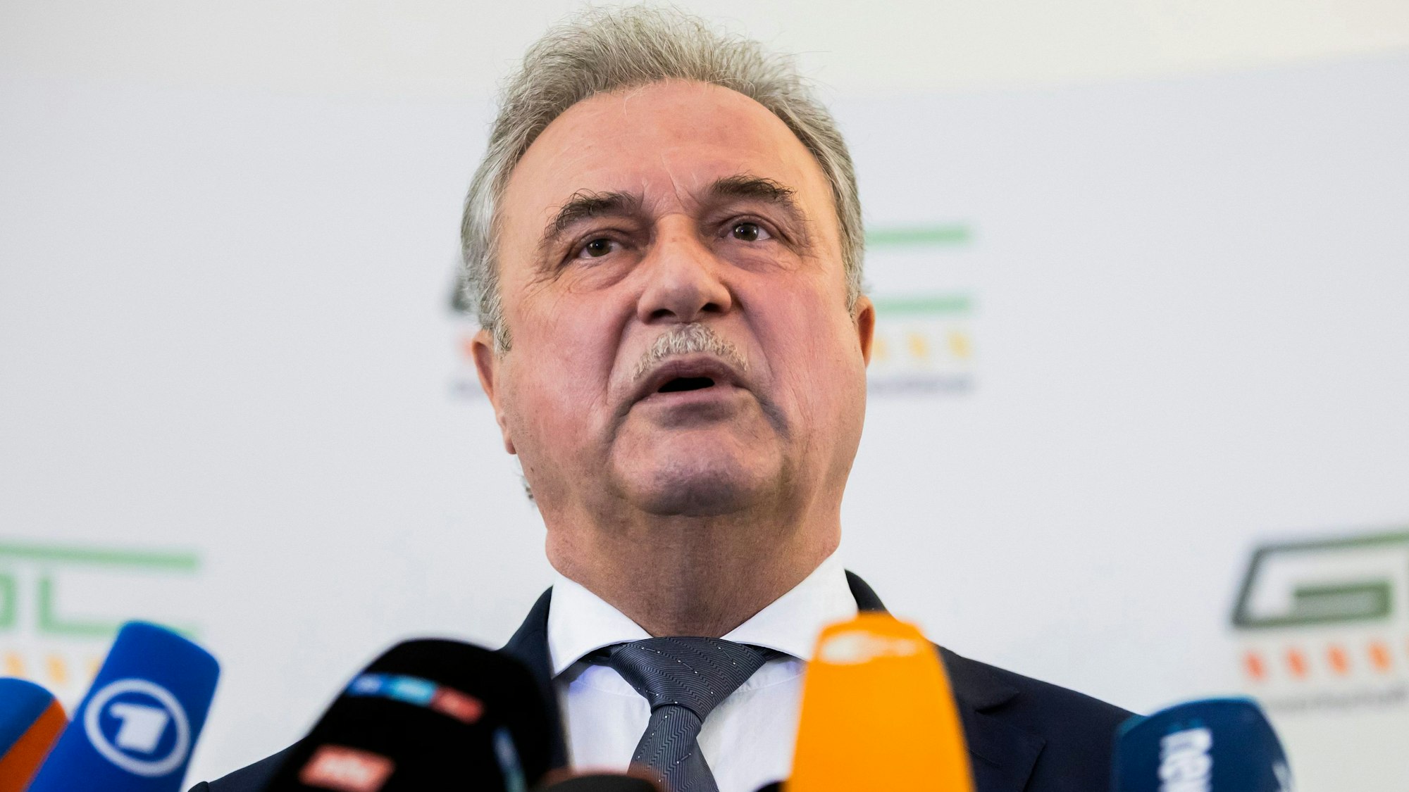 22.01.2024, Berlin: Claus Weselsky, Vorsitzender der Gewerkschaft Deutscher Lokomotivführer (GDL), spricht bei einer Pressekonferenz in die Mikrofone mehrerer TV- und Radiostationen.