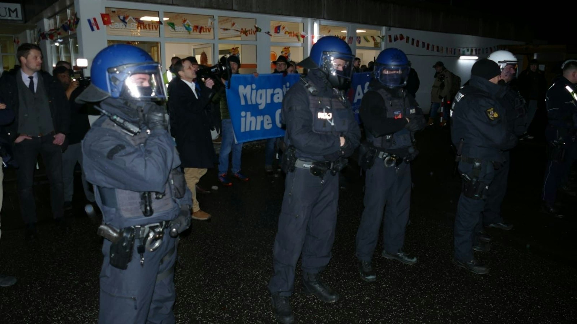 Als AfD-Bundestagsmitglied Roger Beckamp zum Megaphon griff, kam es zum Tumult. Polizisten stellten sich zwischen die Demonstranten und die Teilnehmer der AfD-Veranstaltung.