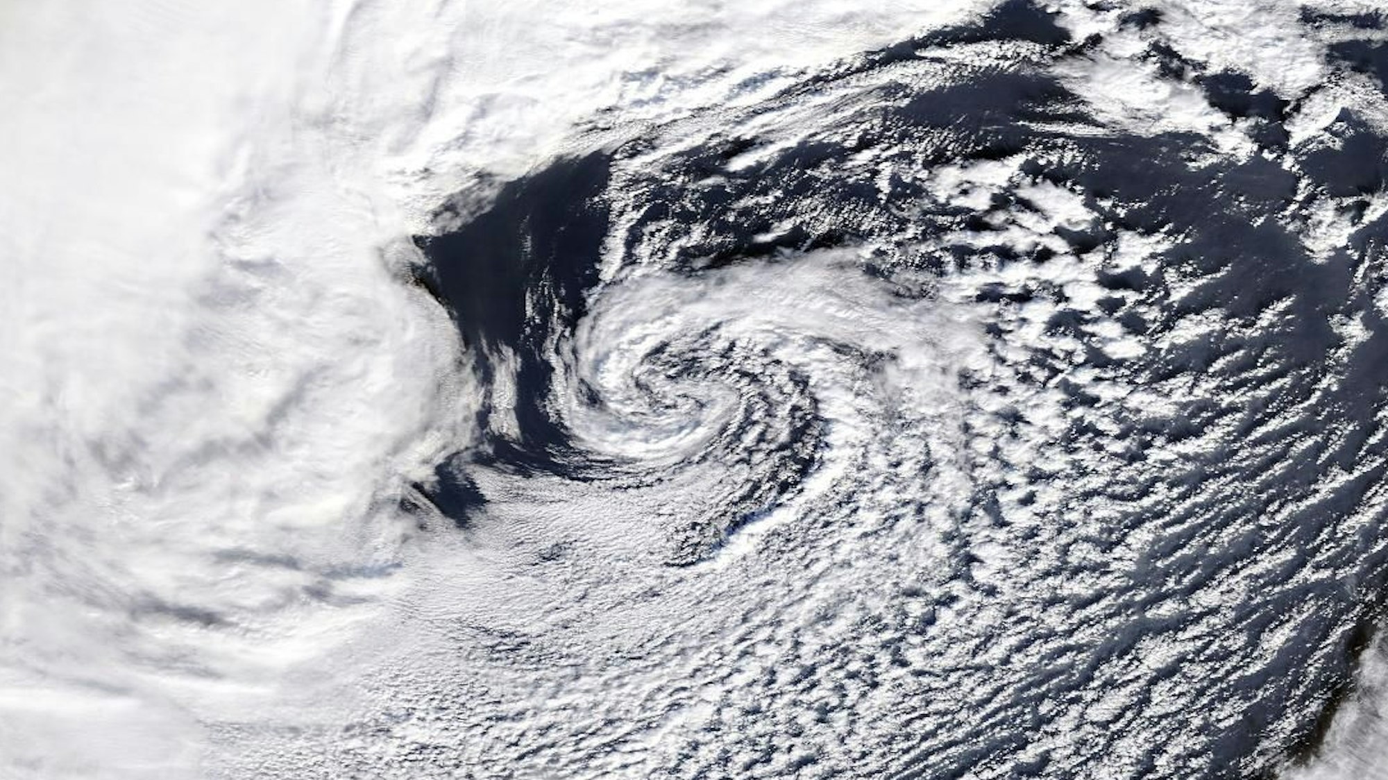 Orkantief Jitka zieht am Mittwoch über Köln und die Region hinweg. Der Deutsche Wetterdienst rechnet mit teils schweren Sturmböen von mehr als 100 km/h.