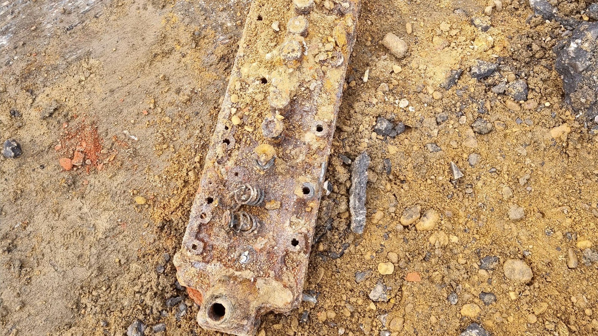 Auf dem Bild ist ein alter Motorblock zu sehen.