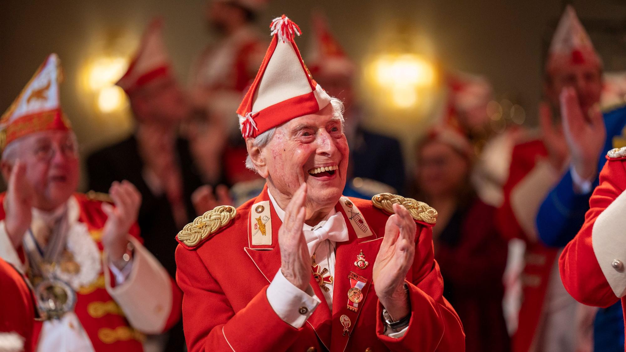 09.01.2024, Köln: Ehrung von Ludwig Sebus "Gineral Krätzge" für 70 Jahre Mitgliedschaft. Traditionelles Regimentsexerzieren der Roten Funken im Maritim. Foto: Uwe Weiser