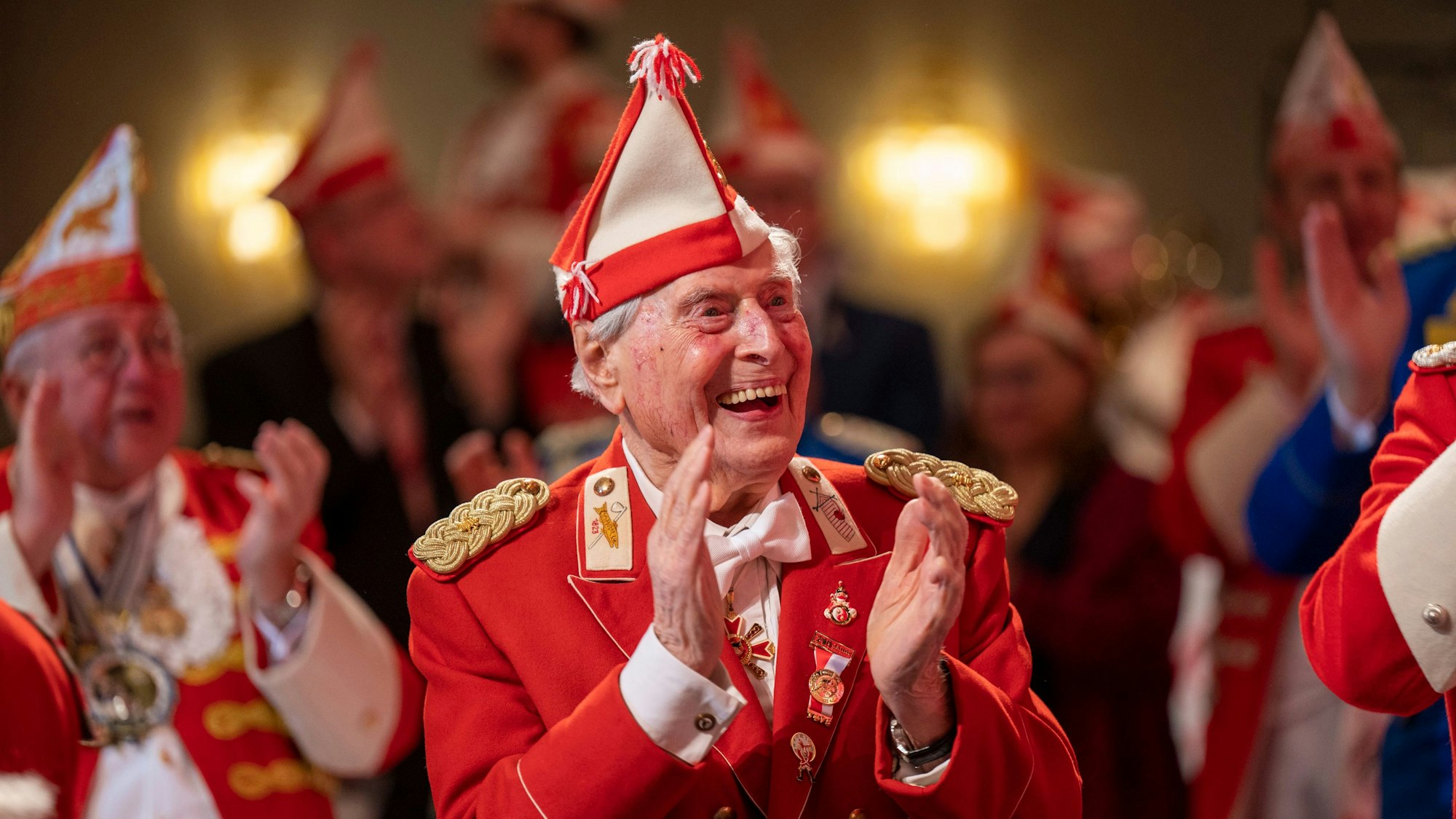 09.01.2024, Köln: Ehrung von Ludwig Sebus "Gineral Krätzge" für 70 Jahre Mitgliedschaft. Traditionelles Regimentsexerzieren der Roten Funken im Maritim. Foto: Uwe Weiser