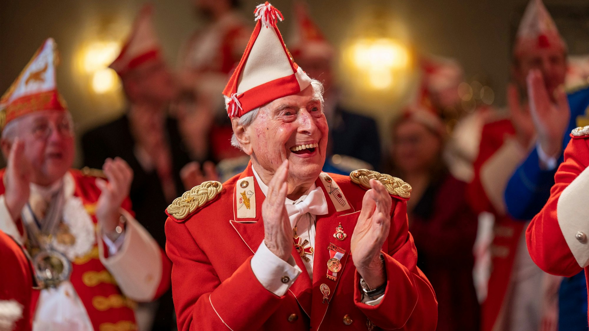 09.01.2024, Köln: Ehrung von Ludwig Sebus "Gineral Krätzge" für 70 Jahre Mitgliedschaft. Traditionelles Regimentsexerzieren der Roten Funken im Maritim. Foto: Uwe Weiser