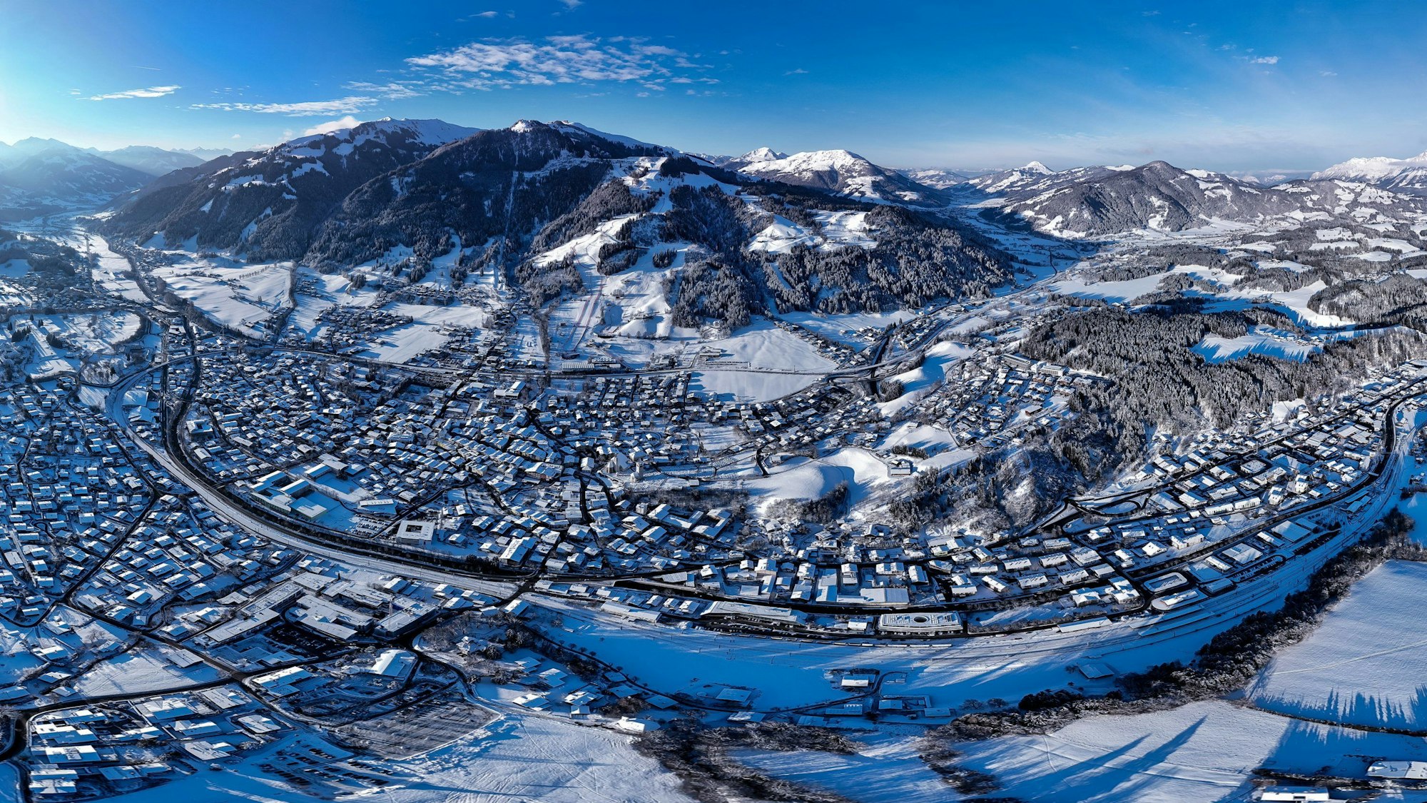 16.01.2024, Österreich, Kitzbühel: Ski alpin: Weltcup, Abfahrt, Herren, 1. Training: Übersicht über Kitzbühel vor dem ersten Training. Foto: Expa/Johann Groder/APA/dpa +++ dpa-Bildfunk +++