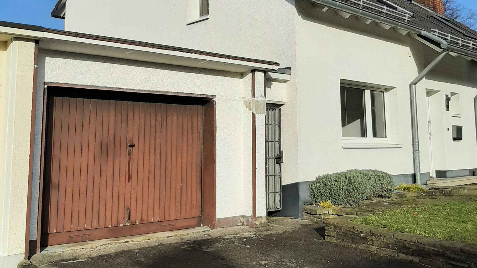 Burscheid: Bismarckstraße 12a, Doppelhaushälfte, hier werden in Zukunft und buis auf Weiteres bis zu elf Flüchtlinge (zwei Familien) untergebracht