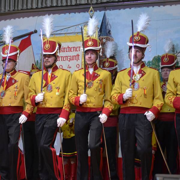 Tänzer des Corps der Euskirchener Narrenzunft bei ihrem Auftritt in der Miljöhsitzung in Ülpenich.