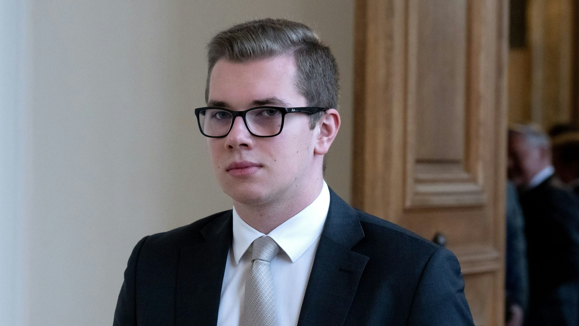 ARCHIV - 12.12.2023, Bayern, München: Daniel Halemba, AfD-Politiker, kommt im bayerischen Landtag zu einer Plenarsitzung. (Zu dpa «Fraktion: AfD-Abgeordneter Halemba legt Mandat nicht nieder») Foto: Sven Hoppe/dpa +++ dpa-Bildfunk +++