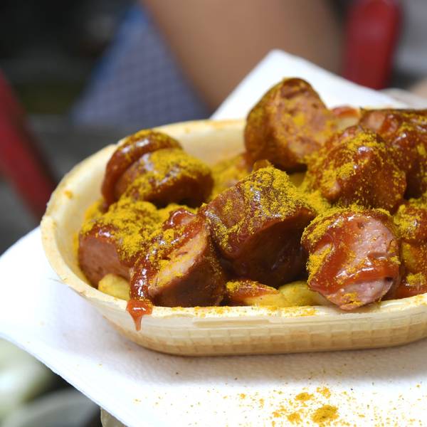 Eine Currywurst wird in einer essbaren Schale verkauft.
