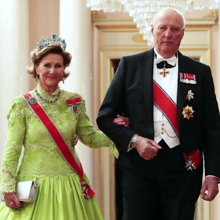 König Harald V. und Königin Sonja (l) von Norwegen.