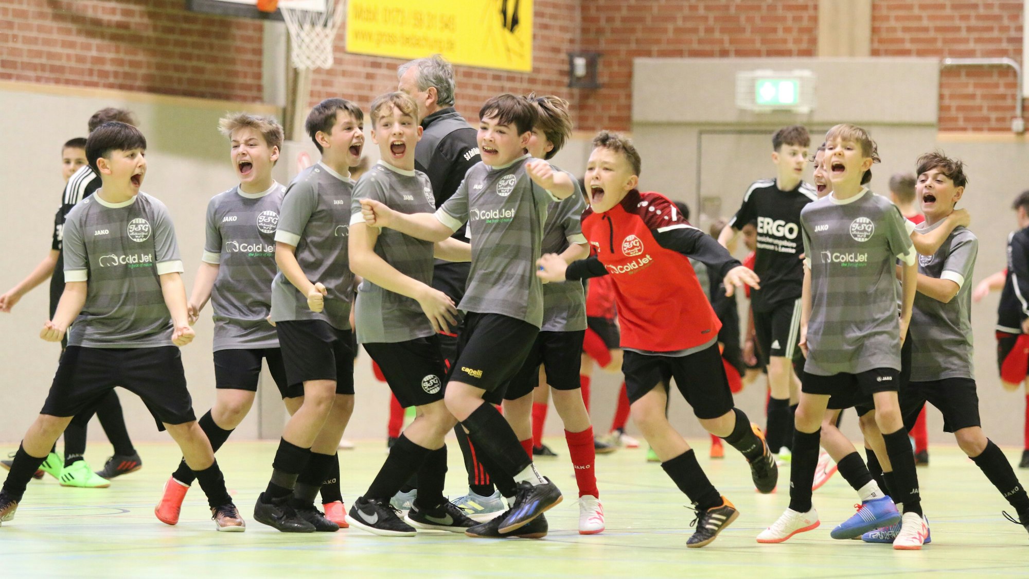 D-Jugend-Fußballer der SG Schneifel jubeln lautstark.