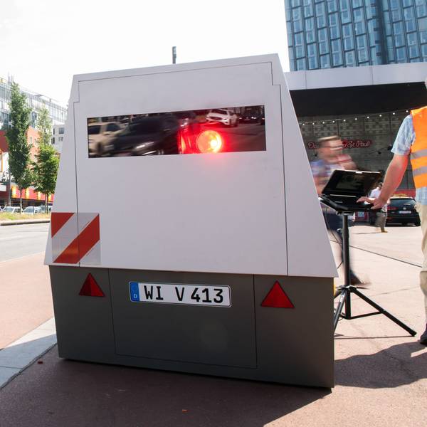 Ein Tempomessgerät steht während einer Pressevorführung an der Reeperbahn.