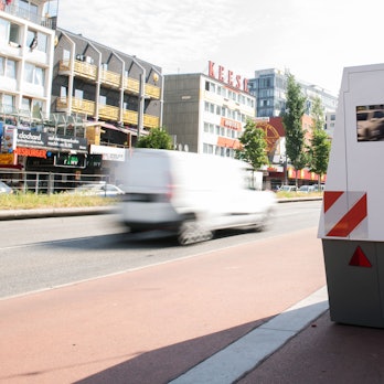 Ein Tempomessgerät steht während einer Pressevorführung an der Reeperbahn.