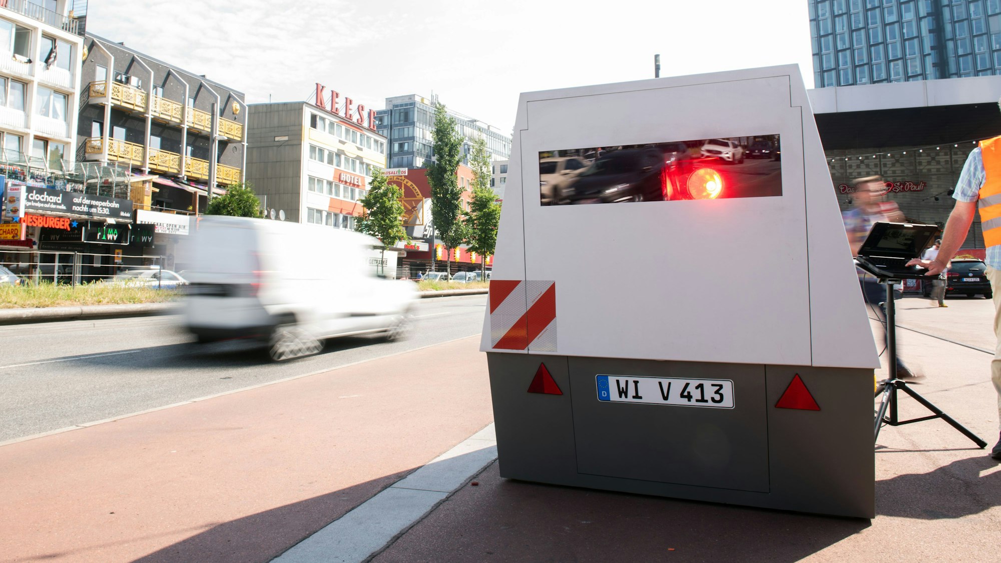 Ein Tempomessgerät steht während einer Pressevorführung an der Reeperbahn.