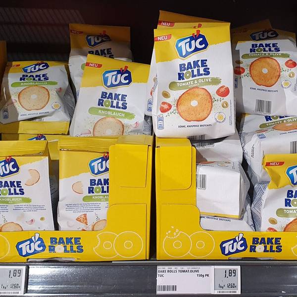 „Tuc Bake Rolls“ stehen in einem Regal