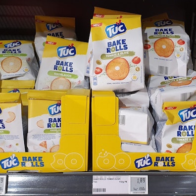 „Tuc Bake Rolls“ stehen in einem Regal