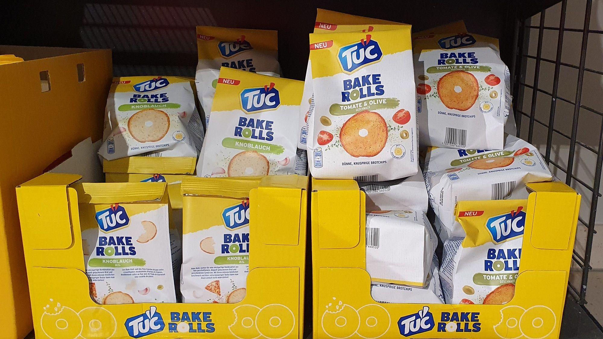 „Tuc Bake Rolls“ stehen in einem Regal