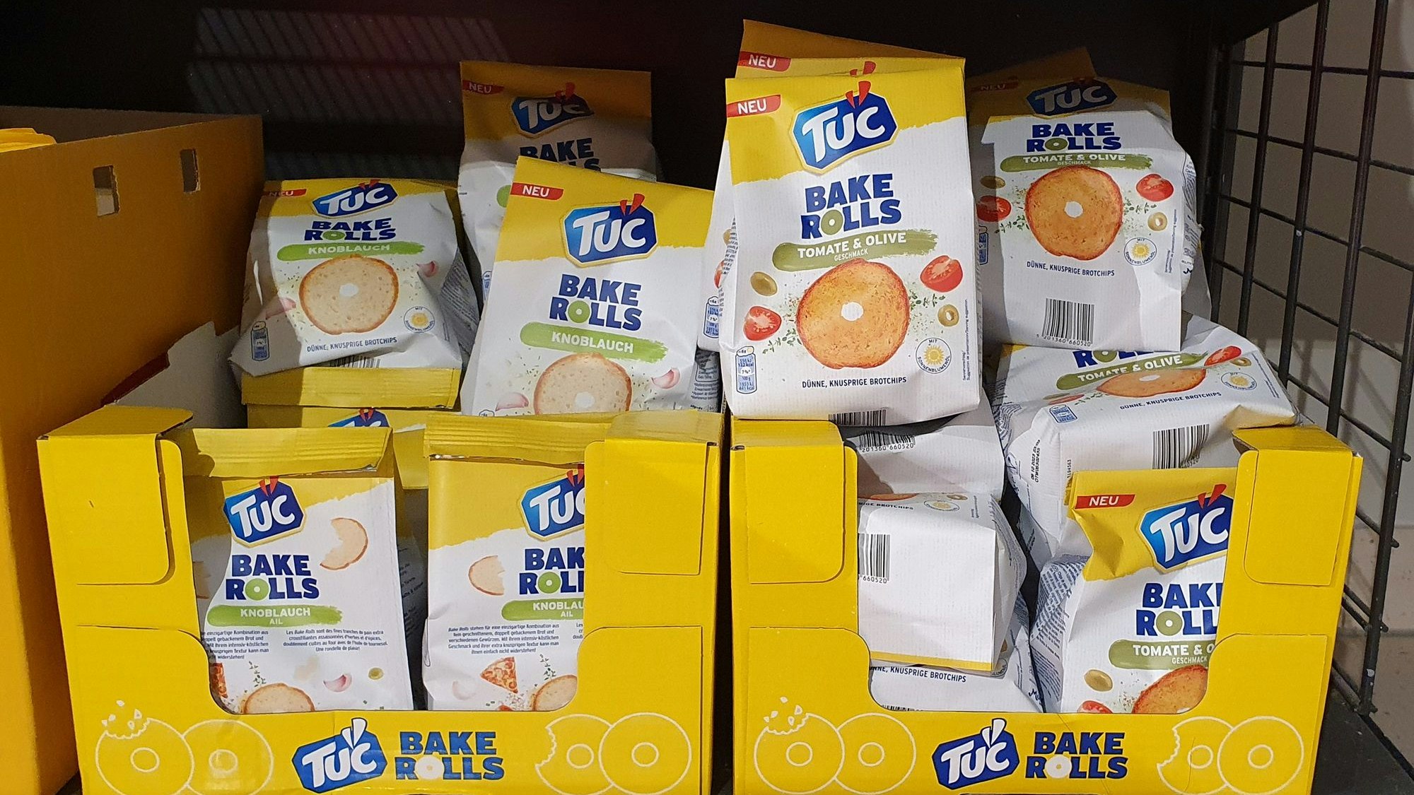 „Tuc Bake Rolls“ stehen in einem Regal