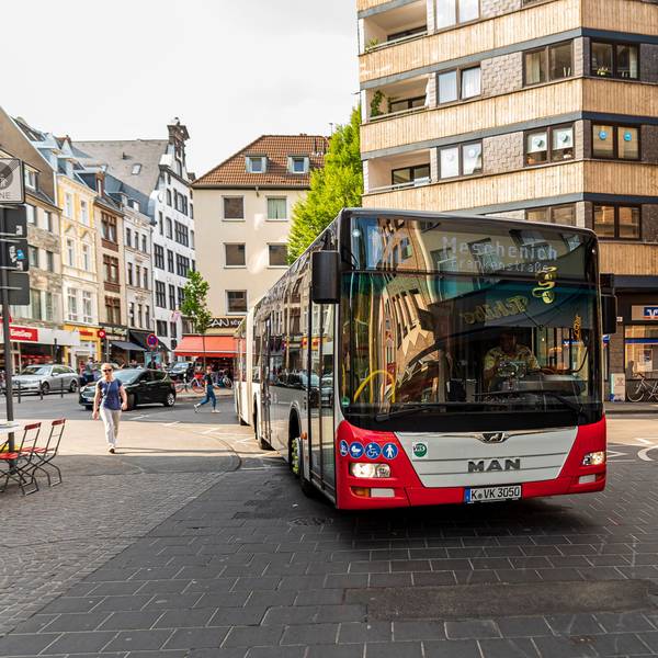 Mittwoch 27.05.2020 Köln Outbreak Shutdown Lockdown Coronavirus Corona Virus COVID-19 SARS-CoV-2 Pandemie
Reportage über den Chlodwigplatz in der Kölner Südstadt: Nach dem Umbau bzw. der Sanierung und in Zeiten von Corona. Anwohner, Politiker, und Geschäftsleute.
KVB Bus Kölner Verkehrs-Betriebe
Wäre das Stadtarchiv nicht eingestürzt, würde hier jetzt die Linie 17 der Stadtbahn fahren, und es müssten keine Busse der KVB über den Platz fahren.
Aufgenommen am: 27.05.2020
Foto: Alexander Roll (Staff)