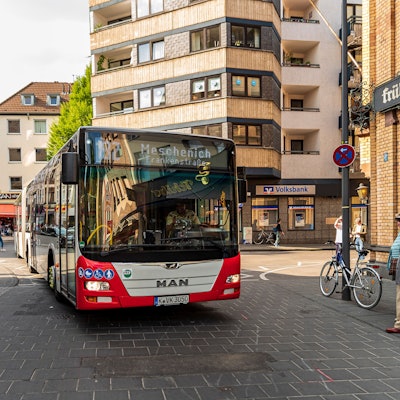 Mittwoch 27.05.2020 Köln Outbreak Shutdown Lockdown Coronavirus Corona Virus COVID-19 SARS-CoV-2 Pandemie
Reportage über den Chlodwigplatz in der Kölner Südstadt: Nach dem Umbau bzw. der Sanierung und in Zeiten von Corona. Anwohner, Politiker, und Geschäftsleute.
KVB Bus Kölner Verkehrs-Betriebe
Wäre das Stadtarchiv nicht eingestürzt, würde hier jetzt die Linie 17 der Stadtbahn fahren, und es müssten keine Busse der KVB über den Platz fahren.
Aufgenommen am: 27.05.2020
Foto: Alexander Roll (Staff)