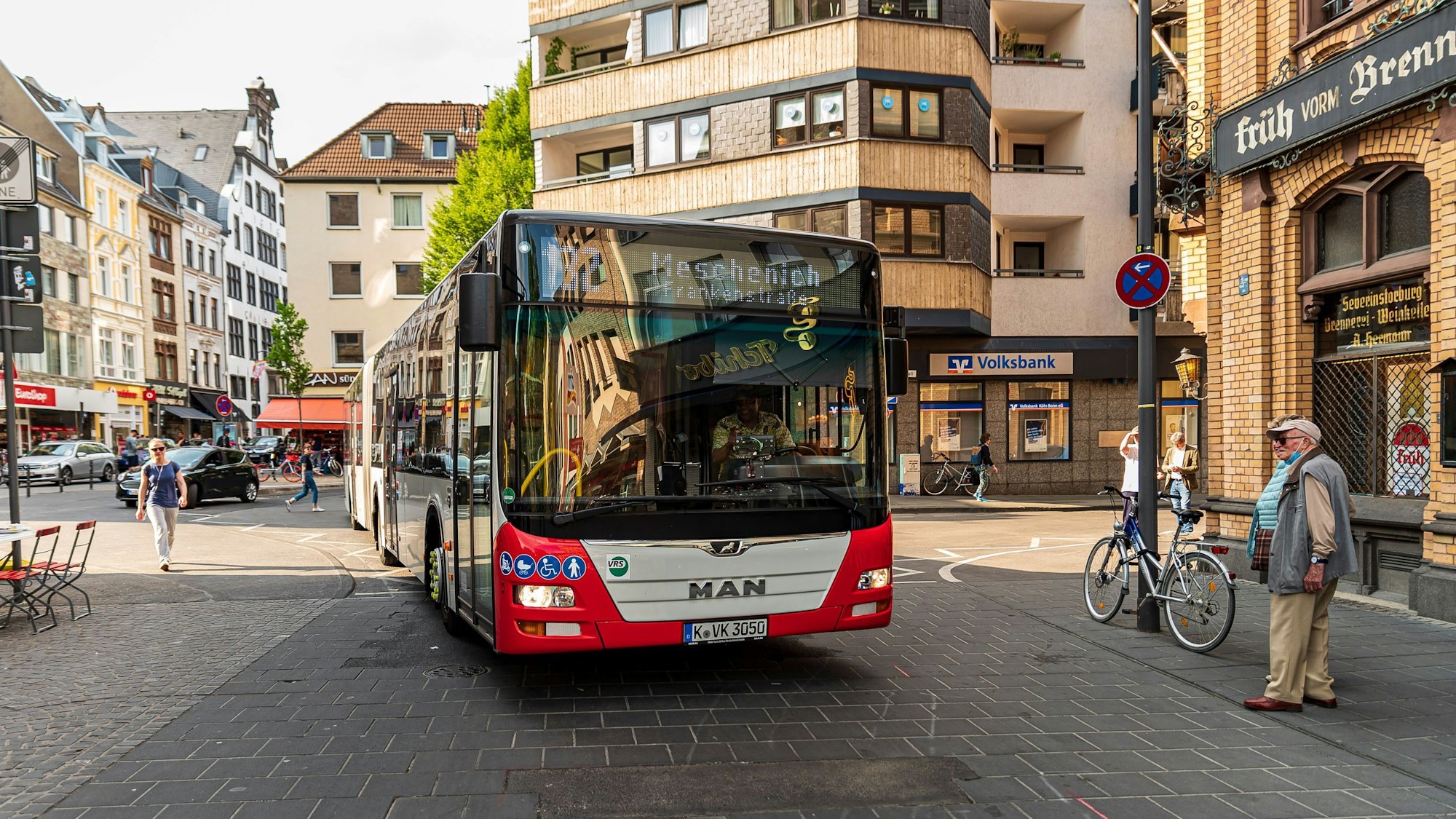 Mittwoch 27.05.2020 Köln Outbreak Shutdown Lockdown Coronavirus Corona Virus COVID-19 SARS-CoV-2 Pandemie
Reportage über den Chlodwigplatz in der Kölner Südstadt: Nach dem Umbau bzw. der Sanierung und in Zeiten von Corona. Anwohner, Politiker, und Geschäftsleute.
KVB Bus Kölner Verkehrs-Betriebe
Wäre das Stadtarchiv nicht eingestürzt, würde hier jetzt die Linie 17 der Stadtbahn fahren, und es müssten keine Busse der KVB über den Platz fahren.
Aufgenommen am: 27.05.2020
Foto: Alexander Roll (Staff)