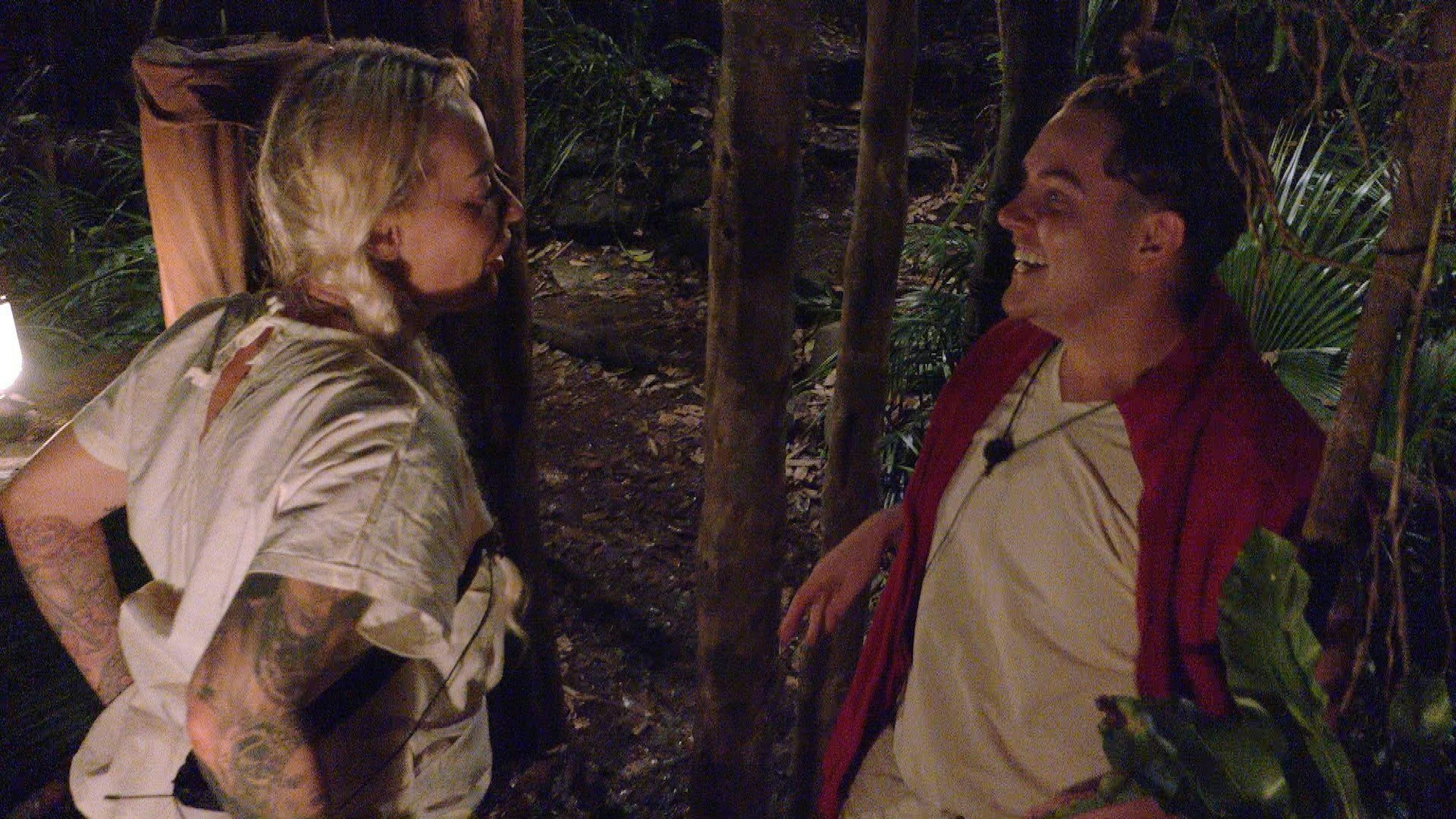 Twenty4Tim plaudert mit Cora Schumacher im RTL-Dschungelcamp.