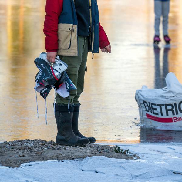 Aufräumen nach dem großen Hochwasser in Lilienthal in Niedersachsen Anfang Januar: Die Gemeinde Lilienthal nahe Bremen war seit den Weihnachtstagen stark von Überflutungen betroffen. Dutzende Häuser und Wohnungen wurden evakuiert, in weiteren Häusern gab es vorübergehend weder Strom noch Gas.