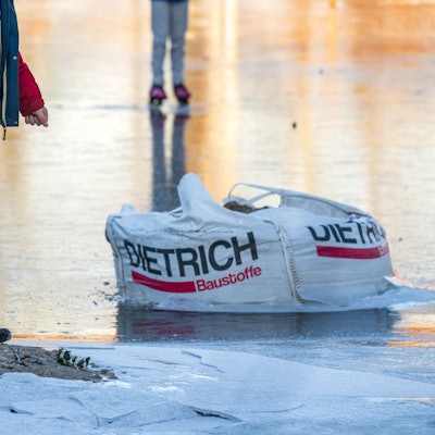 Aufräumen nach dem großen Hochwasser in Lilienthal in Niedersachsen Anfang Januar: Die Gemeinde Lilienthal nahe Bremen war seit den Weihnachtstagen stark von Überflutungen betroffen. Dutzende Häuser und Wohnungen wurden evakuiert, in weiteren Häusern gab es vorübergehend weder Strom noch Gas.