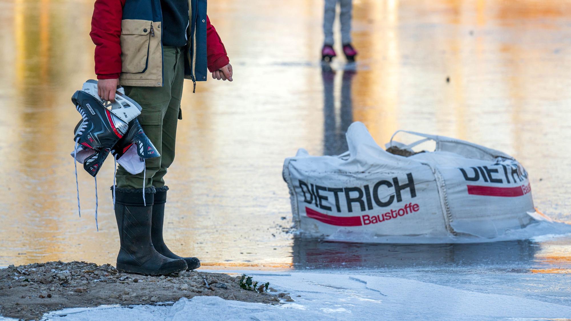 Aufräumen nach dem großen Hochwasser in Lilienthal in Niedersachsen Anfang Januar: Die Gemeinde Lilienthal nahe Bremen war seit den Weihnachtstagen stark von Überflutungen betroffen. Dutzende Häuser und Wohnungen wurden evakuiert, in weiteren Häusern gab es vorübergehend weder Strom noch Gas.