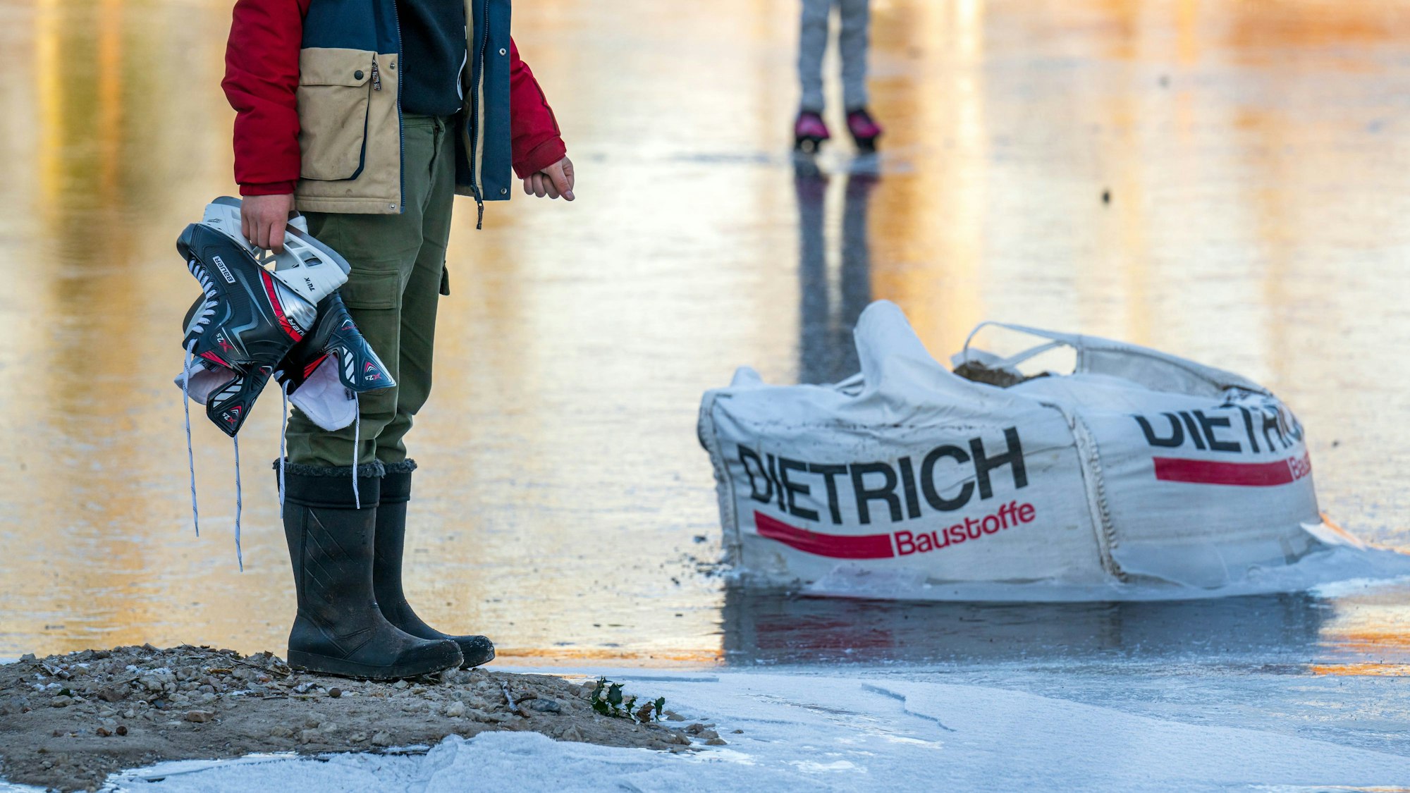 Aufräumen nach dem großen Hochwasser in Lilienthal in Niedersachsen Anfang Januar: Die Gemeinde Lilienthal nahe Bremen war seit den Weihnachtstagen stark von Überflutungen betroffen. Dutzende Häuser und Wohnungen wurden evakuiert, in weiteren Häusern gab es vorübergehend weder Strom noch Gas.