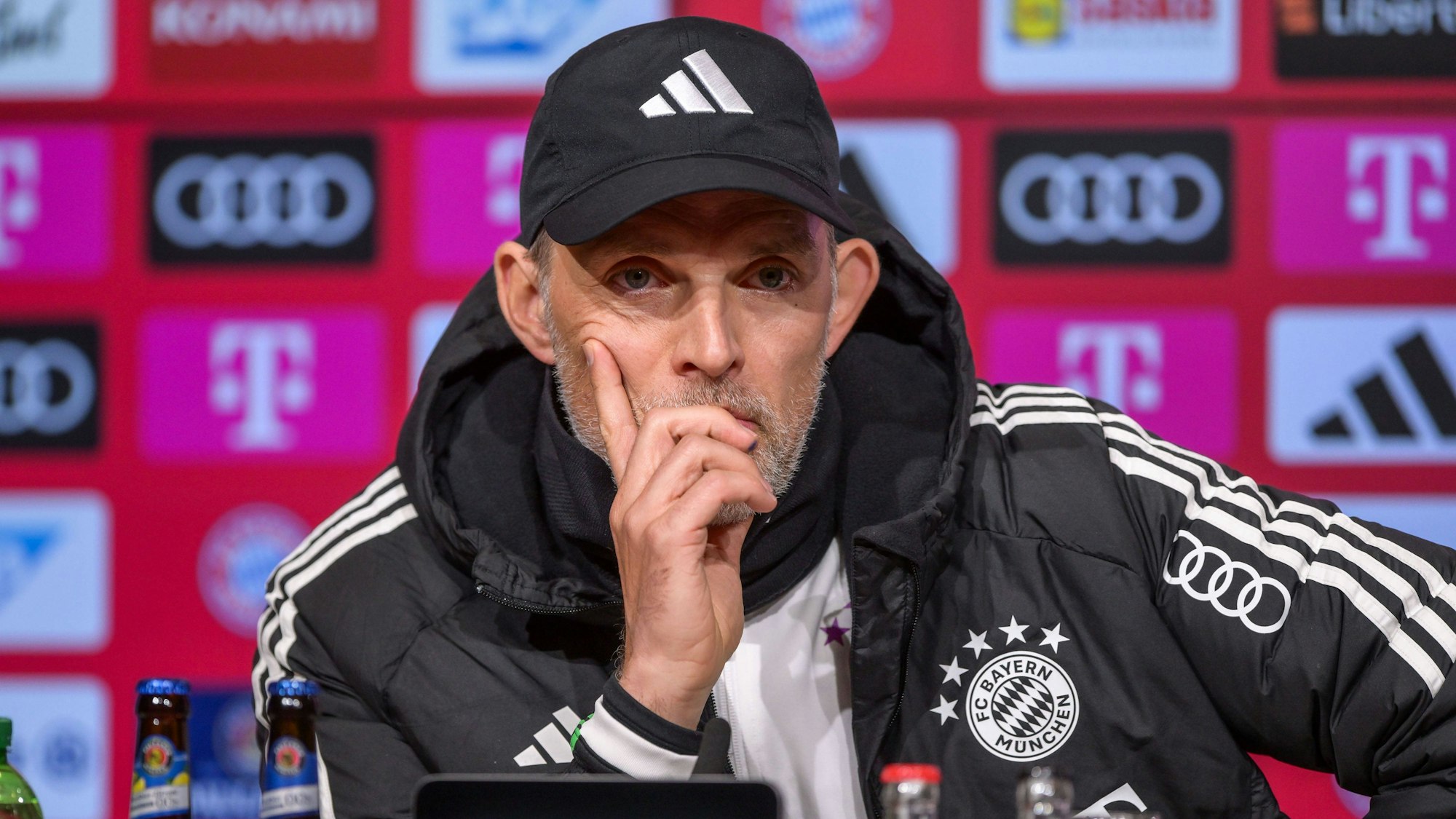 Bayern-Trainer Thomas Tuchel auf der Pressekonferenz nach der NIederlage gegen Werder Bremen.